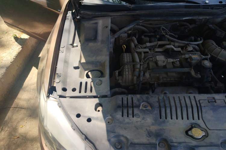 Used BYD G6 2011 2.0L Manual Luxury Version Engine Bay Right