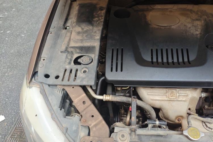 Used BYD G6 2011 2.0L Manual Luxury Version Engine Bay Right