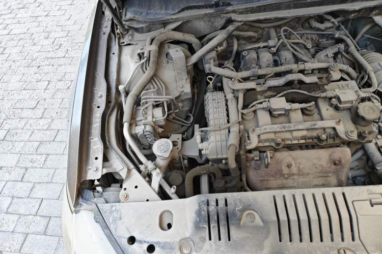 Used BYD G6 2011 1.5T Manual Luxury Edition Engine Bay Right