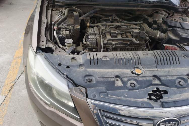 Used BYD G6 2011 2.0L Manual Luxury Version Engine Bay Right