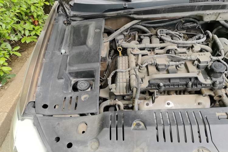 Used BYD G6 2011 2.0L Manual Luxury Version Engine Bay Right