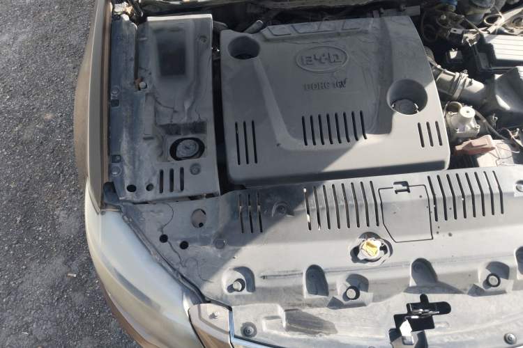 Used BYD G6 2011 2.0L Manual Luxury Version Engine Bay Right