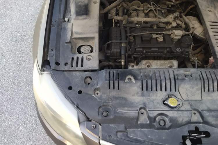 Used BYD G6 2011 2.0L Manual Luxury Version Engine Bay Right