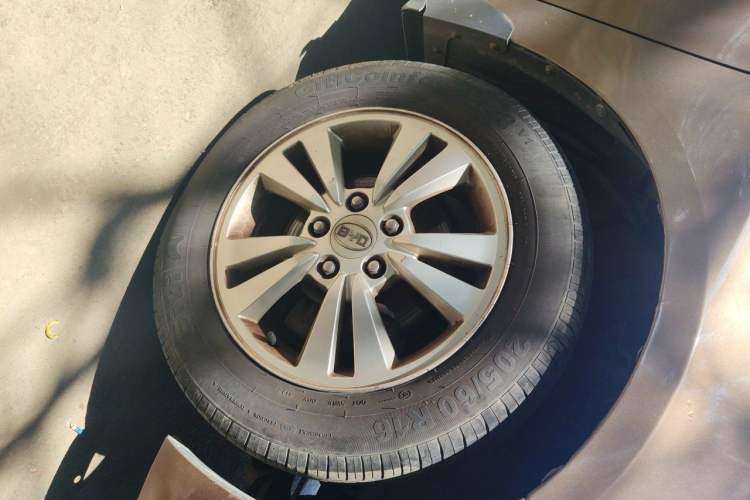 Used BYD G6 2011 2.0L Manual Luxury Version Right Front Wheel Hub