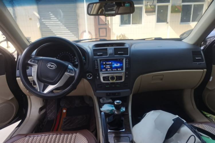 Used BYD G6 2012 1.5TI Manual Luxury Edition Center Console
