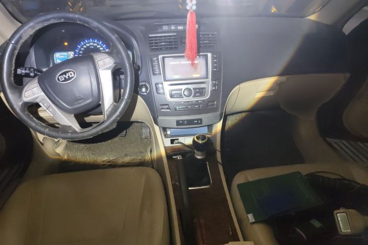 Used BYD G6 2012 1.5TI Manual Luxury Edition Center Console