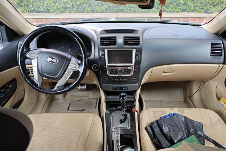 Used BYD G6 2012 1.5T Automatic Prestige Edition Center Console