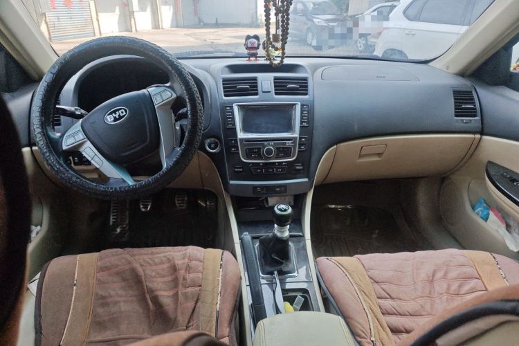 Used BYD G6 2012 1.5TI Manual Luxury Edition Center Console