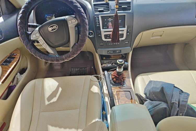 Used BYD G6 2012 1.5TI Manual Luxury Edition Center Console