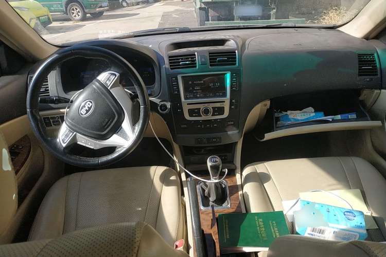 Used BYD G6 2012 2.0L Manual Luxury Version Center Console