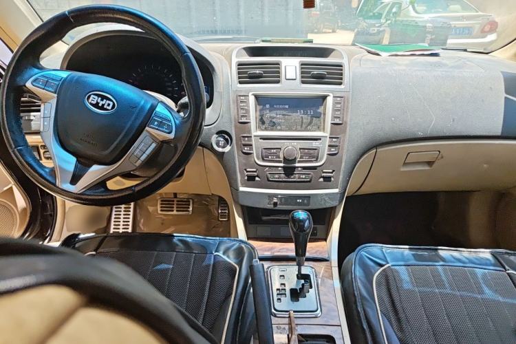 Used BYD G6 2012 1.5T Automatic Prestige Edition Center Console
