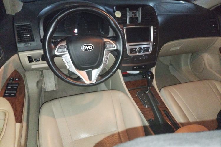 Used BYD G6 2012 1.5TID Automatic Prestige Version Center Console