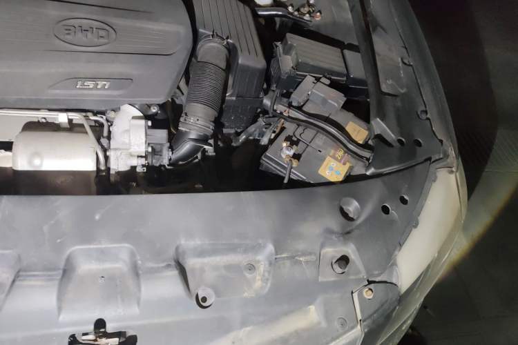 Used BYD G6 2012 1.5TI Manual Luxury Edition Engine Bay Left