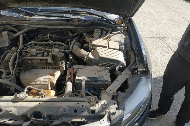 Used BYD G6 2012 2.0L Manual Luxury Version Engine Bay Left