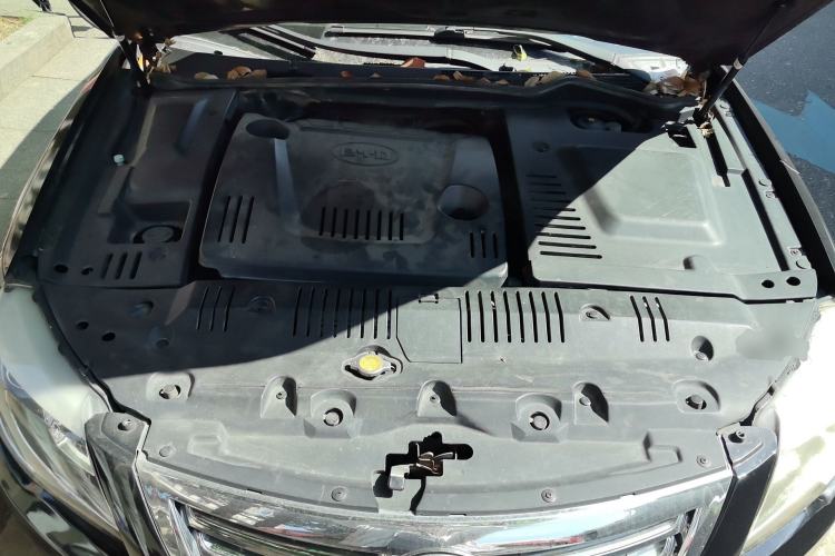 Used BYD G6 2012 2.0L Manual Luxury Version Engine Bay