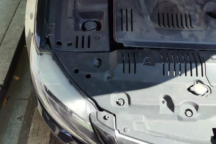 Used BYD G6 2012 2.0L Manual Luxury Version Engine Bay Right