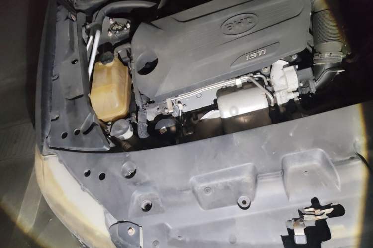 Used BYD G6 2012 1.5TI Manual Luxury Edition Engine Bay Right