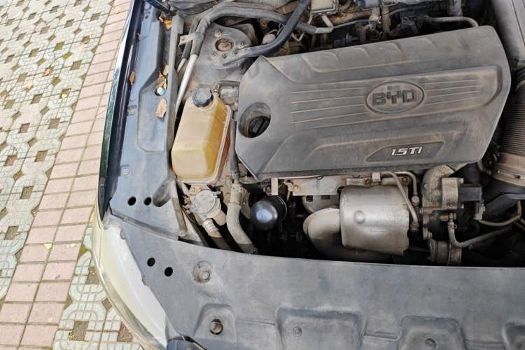 Used BYD G6 2012 1.5T Automatic Prestige Edition Engine Bay Right