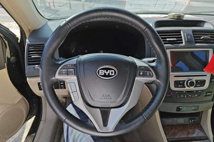 Used BYD G6 2012 1.5TI Manual Luxury Edition Interior 2