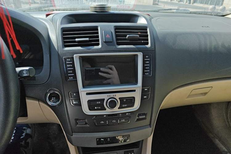 Used BYD G6 2012 1.5TI Manual Luxury Edition Interior 3