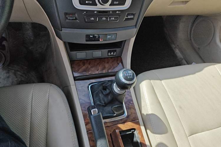 Used BYD G6 2012 1.5TI Manual Luxury Edition Interior 4