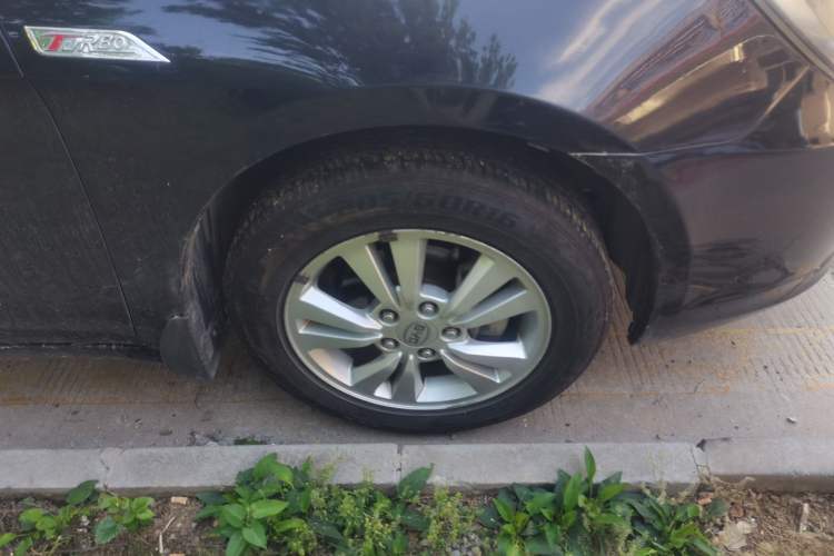 Used BYD G6 2012 1.5TI Manual Luxury Edition Right Front Wheel Hub