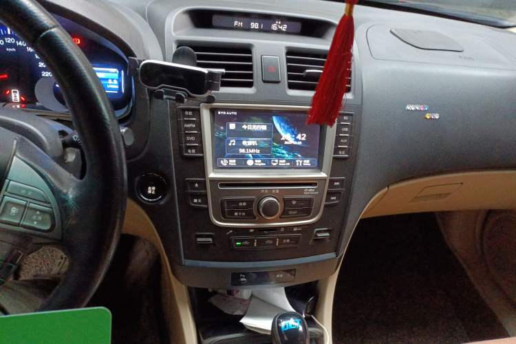 Used BYD G6 2012 1.5TID Automatic Prestige Edition Audio And AC Panel