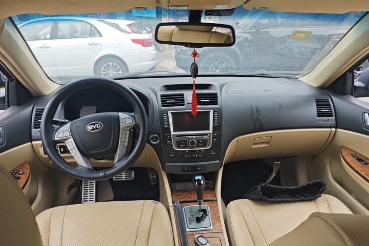 Used BYD G6 2012 1.5TID Automatic Prestige Version Center Console