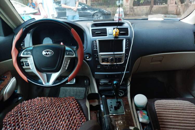 Used BYD G6 2012 1.5T Automatic Prestige Edition Center Console