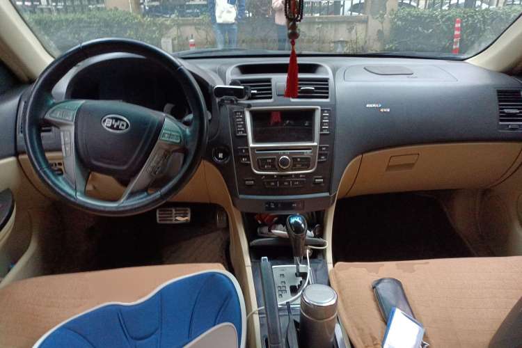 Used BYD G6 2012 1.5TID Automatic Prestige Edition Center Console