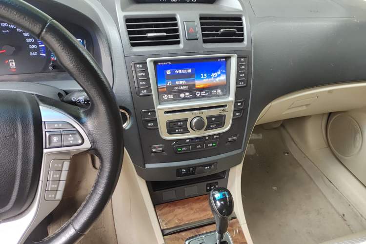 Used BYD G6 2012 1.5TID Automatic Prestige Version Audio And AC Panel