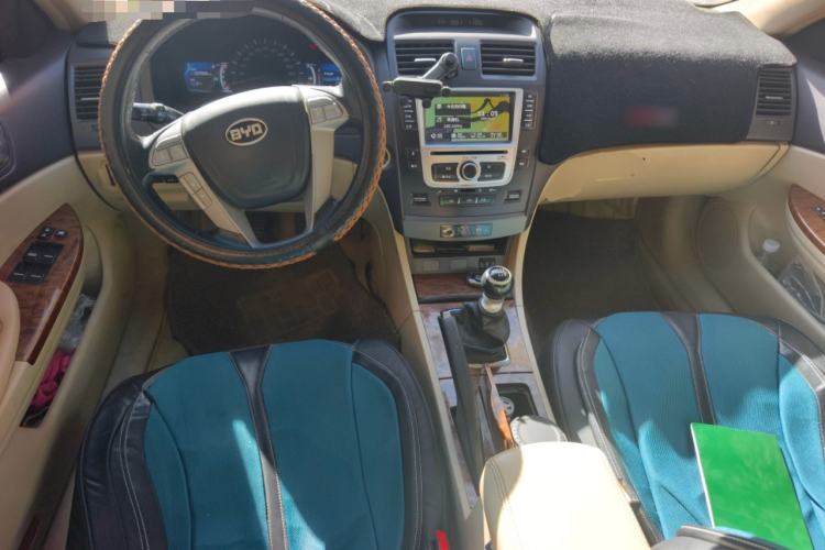 Used BYD G6 2012 1.5TI Manual Luxury Edition Center Console