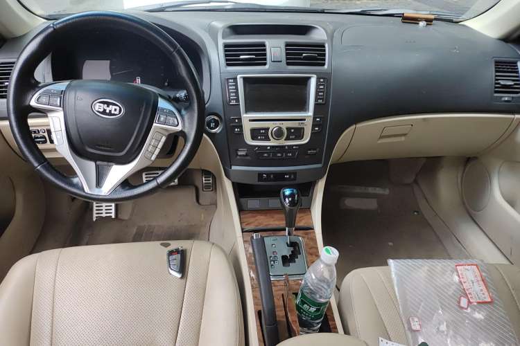 Used BYD G6 2012 1.5TID Automatic Prestige Version Center Console