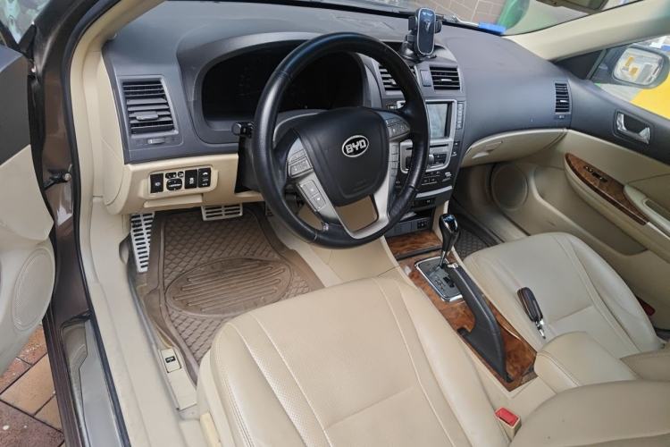 Used BYD G6 2012 1.5TID Automatic Prestige Version Center Console