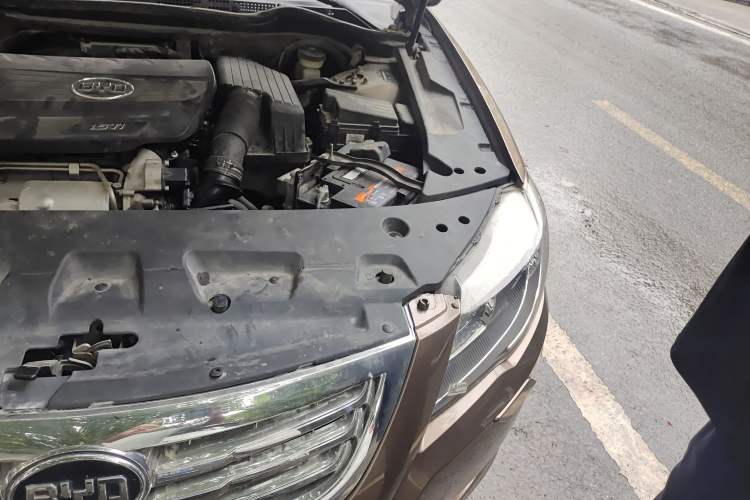 Used BYD G6 2012 1.5TID Automatic Prestige Version Engine Bay Left