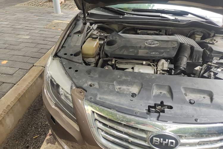 Used BYD G6 2012 1.5TID Automatic Prestige Version Engine Bay Right