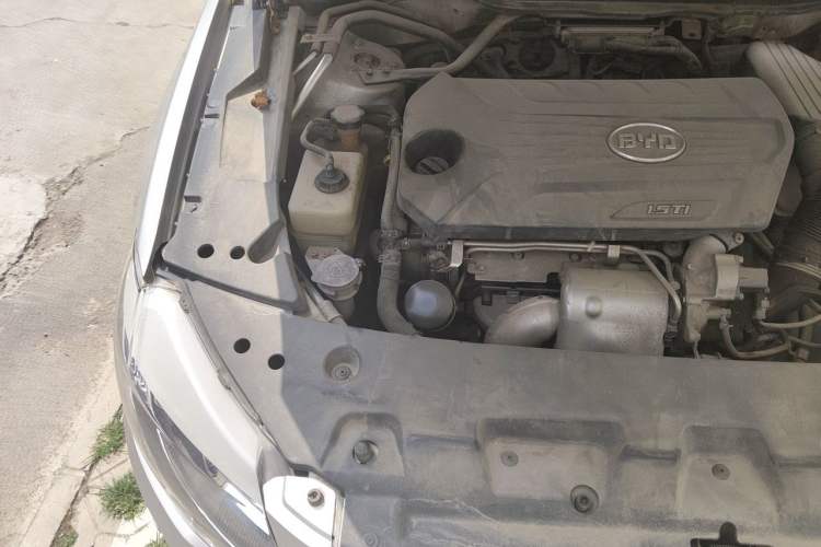 Used BYD G6 2012 1.5TI Manual Luxury Version Engine Bay Right