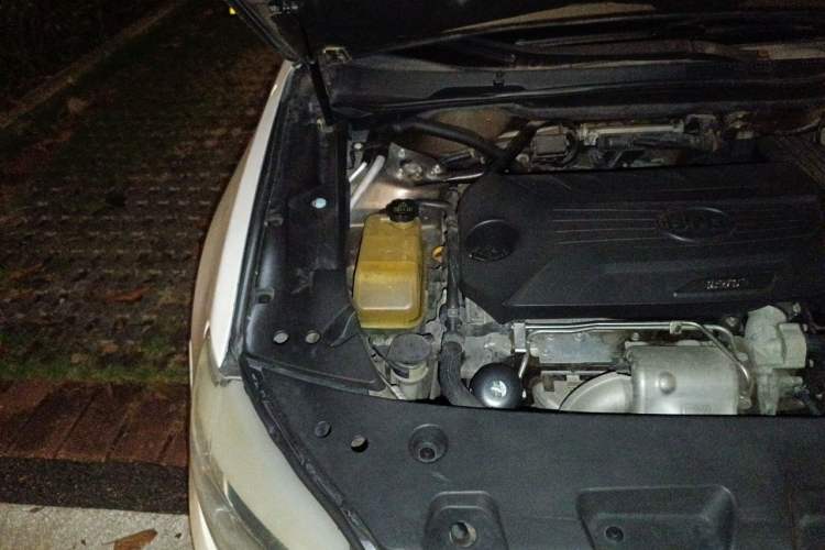 Used BYD G6 2012 1.5TID Automatic Prestige Edition Engine Bay Right