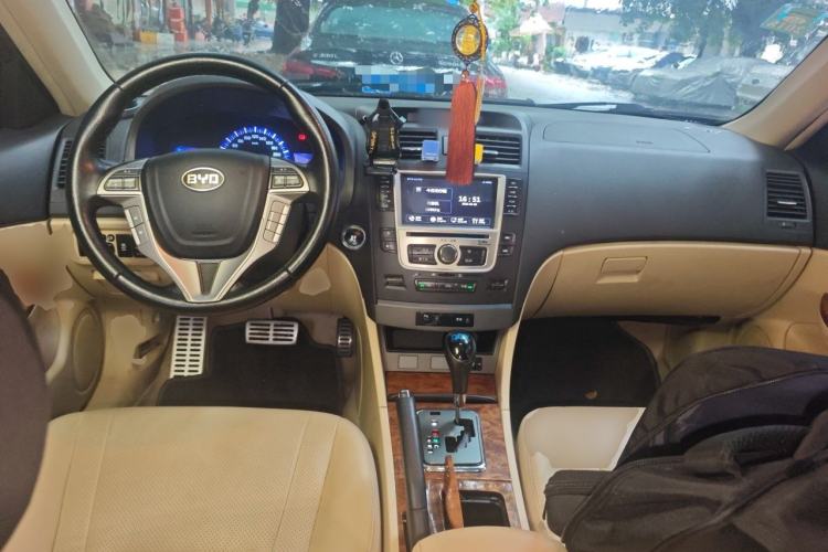 Used BYD G6 2012 1.5T Automatic Prestige Edition Center Console