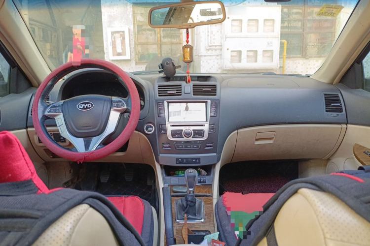 Used BYD G6 2012 2.0L Manual Luxury Version Center Console