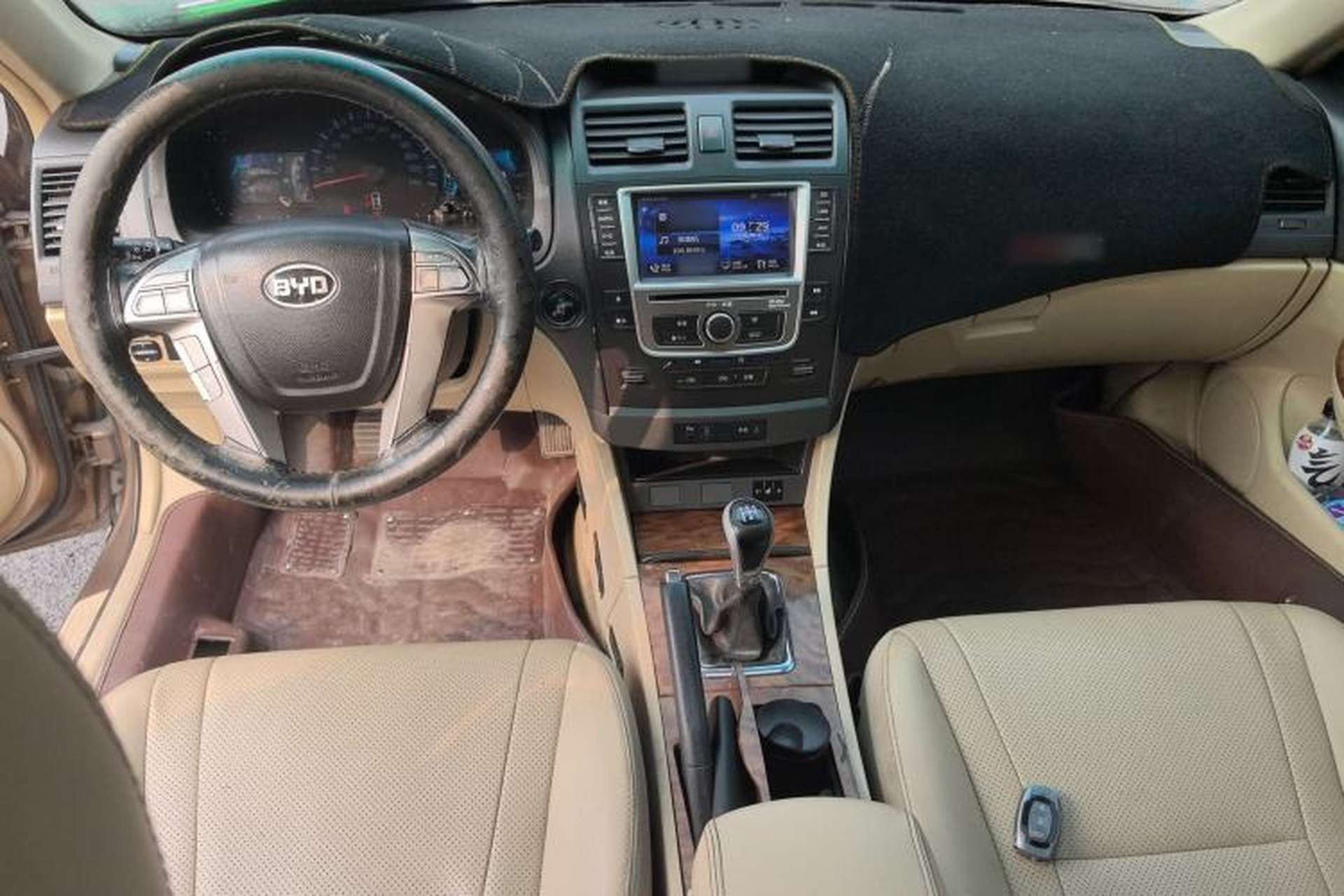 Used BYD G6 2012 2.0L Manual Luxury Version Center Console