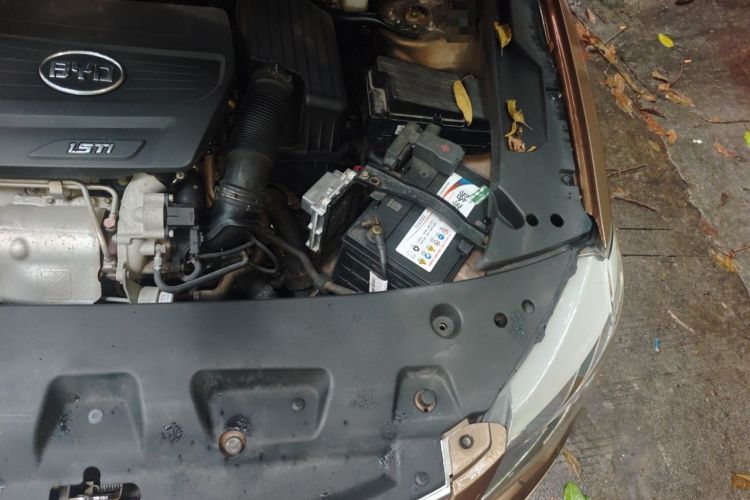 Used BYD G6 2012 1.5T Automatic Prestige Edition Engine Bay Left