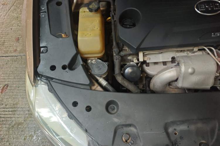 Used BYD G6 2012 1.5T Automatic Prestige Edition Engine Bay Right