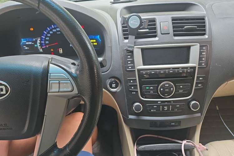 Used BYD G6 2013 1.5TI Manual Luxury Model Audio And AC Panel