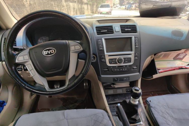 Used BYD G6 2013 1.5TI Manual Luxury Model Center Console