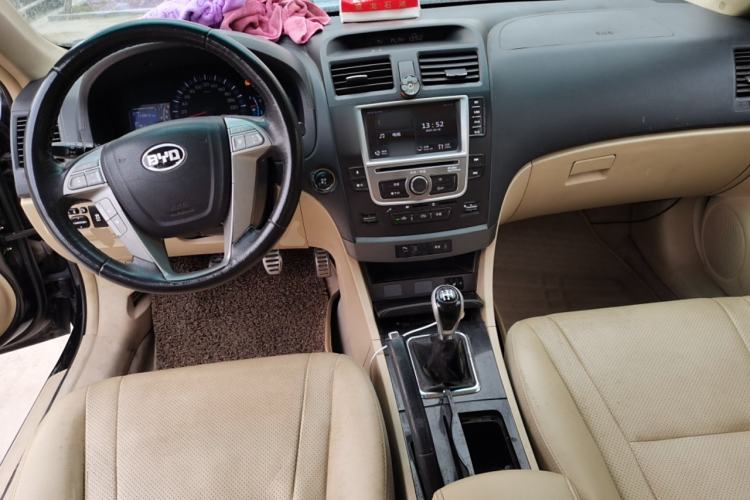 Used BYD G6 2013 2.0L Manual Luxury Version Center Console