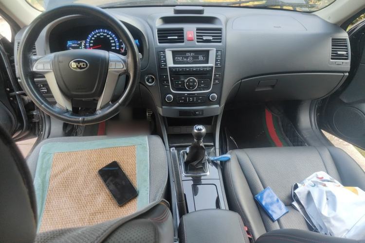 Used BYD G6 2013 2.0L Manual Luxury Version Center Console