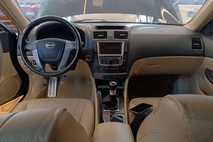 Used BYD G6 2013 1.5TI Manual Luxury Model Center Console