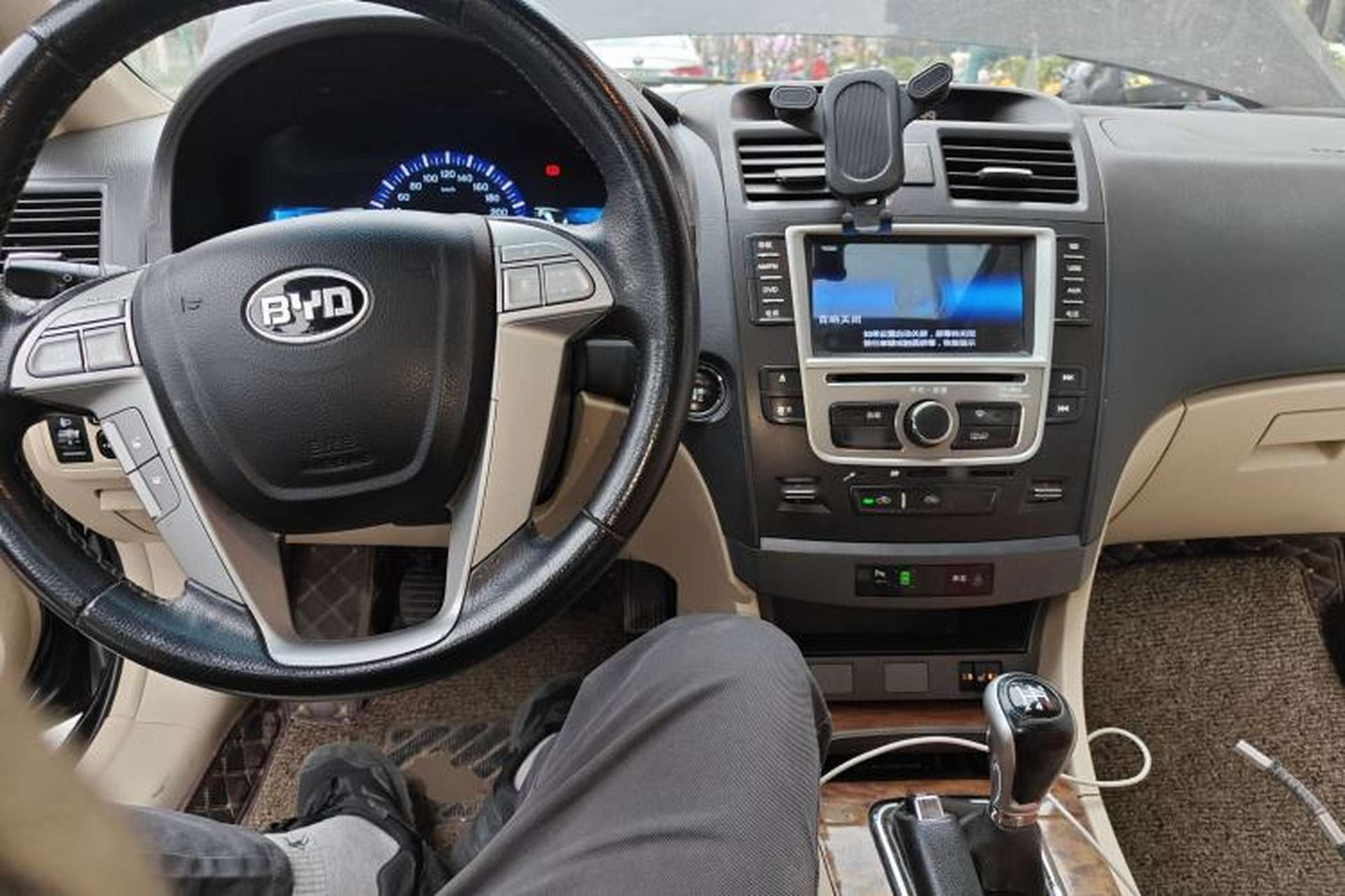 Used BYD G6 2013 2.0L Manual Luxury Version Center Console