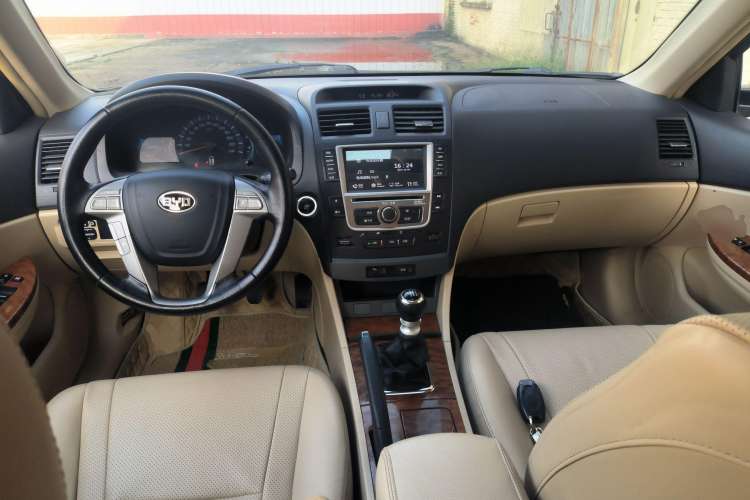 Used BYD G6 2013 1.5TI Manual Luxury Model Center Console